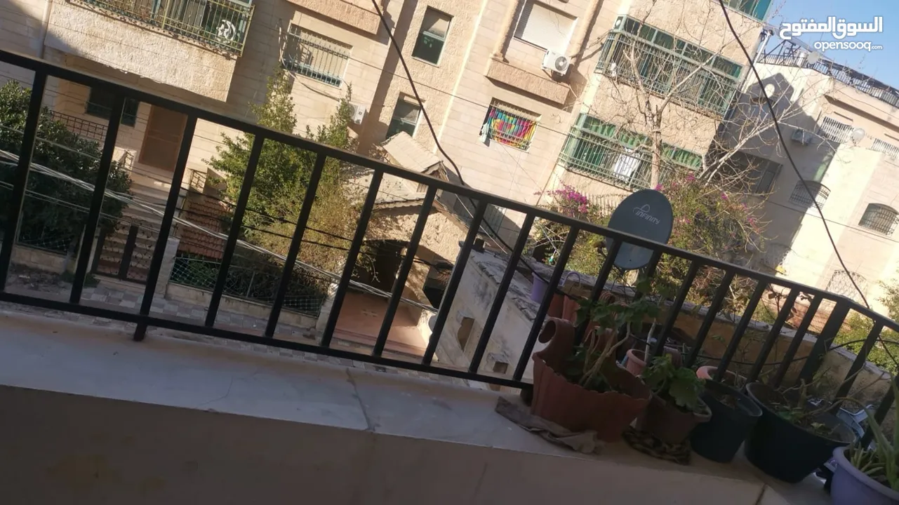 بيت طابق اول