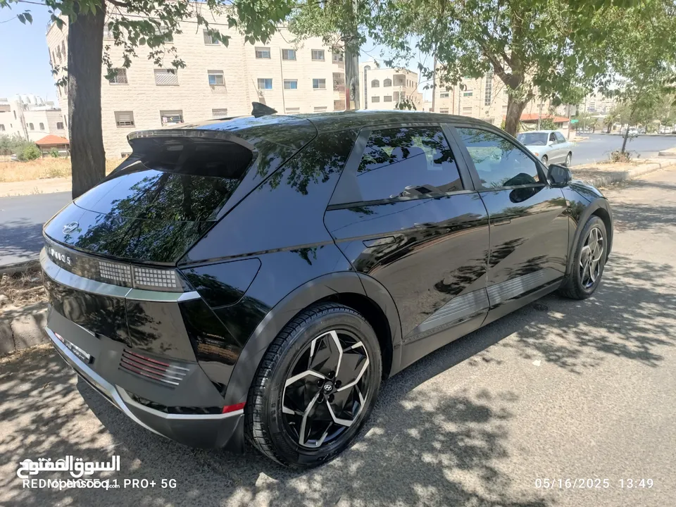 سياره موديل 2022 ايونك 5 كهربائيه لون اسود ميتاليك دفع رباعي اكبر بطاريه تمشي فوق 550 كيلو سبعه جيد
