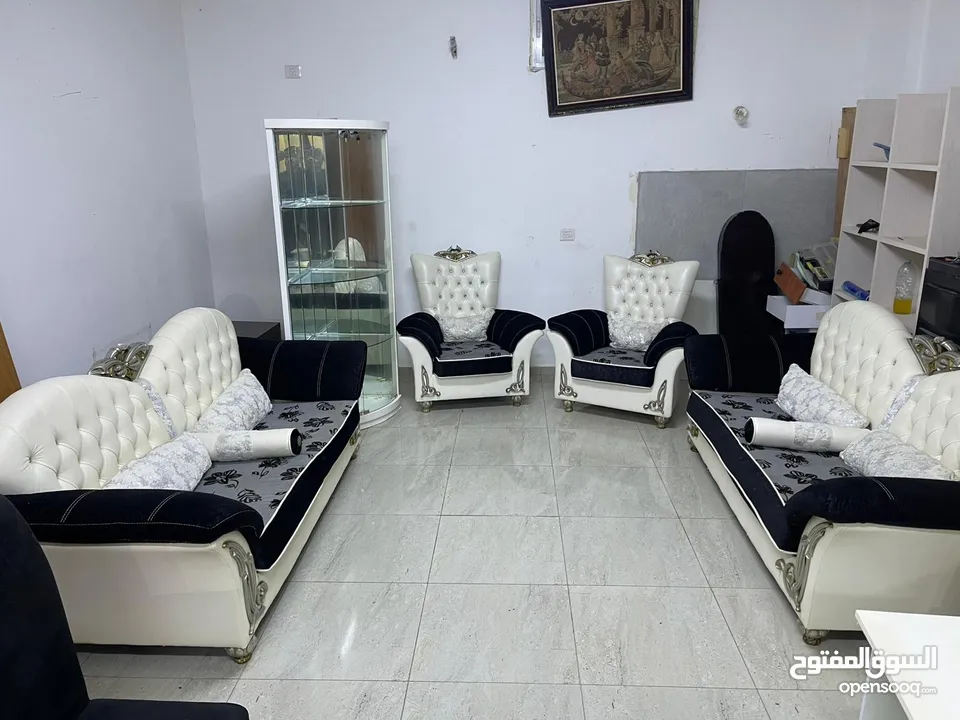 طقم كنب مع طاولة وسط وبترينا وطاولة سفرة ومزنون