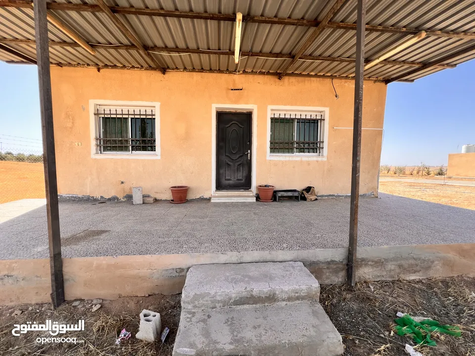قطعة أرض وبيتين  ومزرعه جاهز للسكن