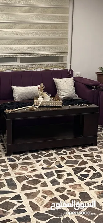 طاولة وسط مع 2جنابيات