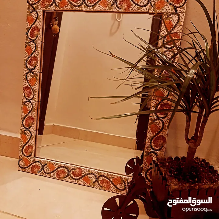 Mirror made of Clay مراي من فخار مزخرفة بالورد