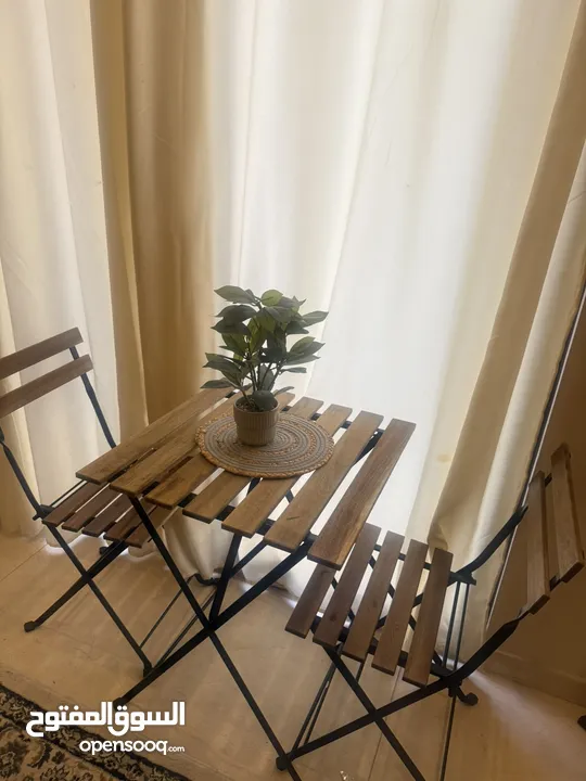 طاولة طعام ايكيا طاولة مع 2كراسي 45 دينار مروحية منظدية صغيرة 10 دينار  مكواة بخار جديدة 15 دينار