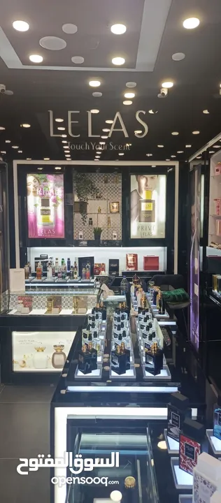 محل عطور جاهز للبيع المستعج بسعر مميز على الشارع الرئيسي ضمن افينيو مول وديكور جديد جدا لعدم التفرغ