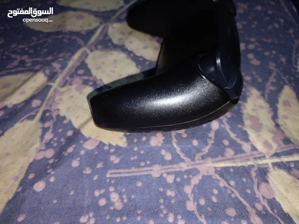 يد بلايستيشن 5 سوداء شبه الأصلية مستعملة بحالة ممتازة جداً، أداء عالي وسعر مناسب جداً