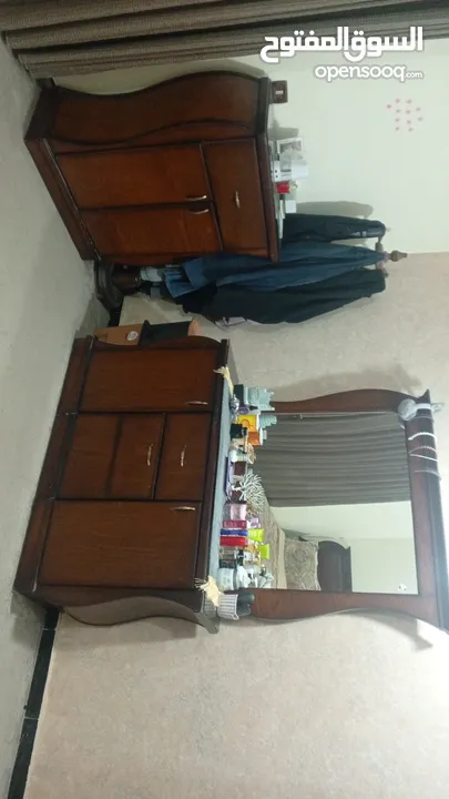 غرفة نوم للبيع بحاله ممتازه مكونه من خزانه اكبر مقاس وتخت اكبر مقاس و2 كومدينا وملحق وتسريحه كبيره