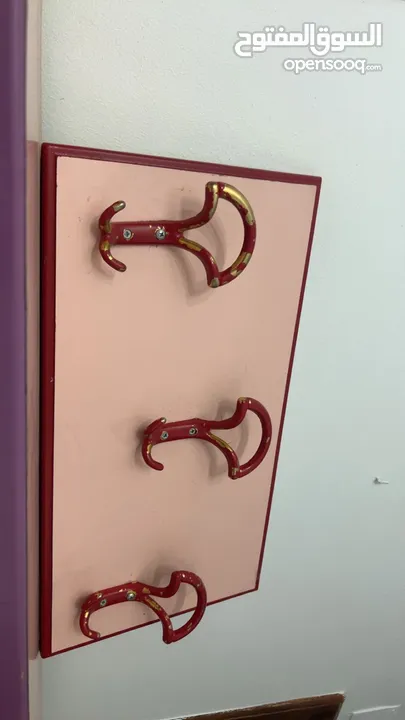 مكتب دراسي ومراية وعلاقة ملابس خشب لاتيه للبيع