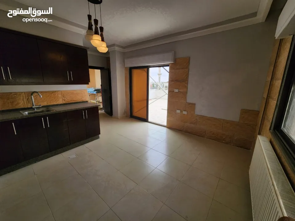 شقة مع روف منفصل فارغة للبيع في حي الصحابة - ref : 14580