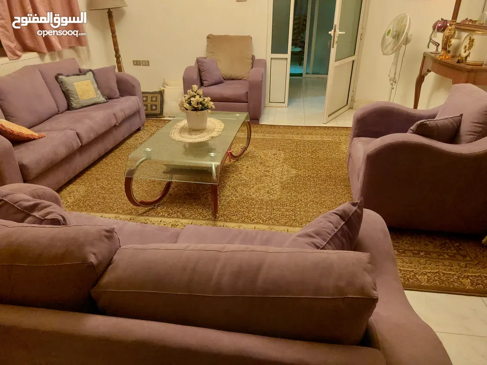 طقم كنب مع طاولة صغيرة