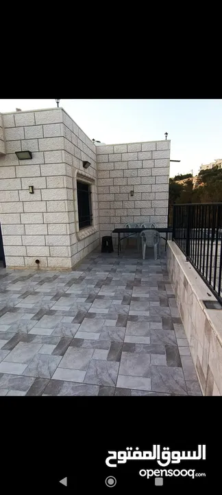 بيت جديد غير مسكون مكون من ثلاث طوابق في المزرعه الغربية بالقرب من شركة النزيه للبلاط منطقه هادئه