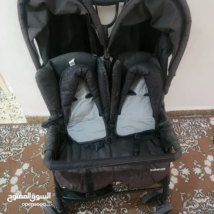 عربية توأم بجانب بعض ماركة مذر كير