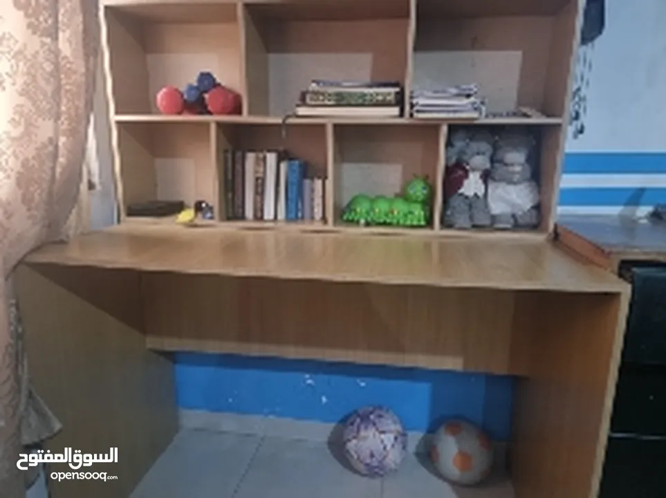 طاولة كمبيوتر للبيع