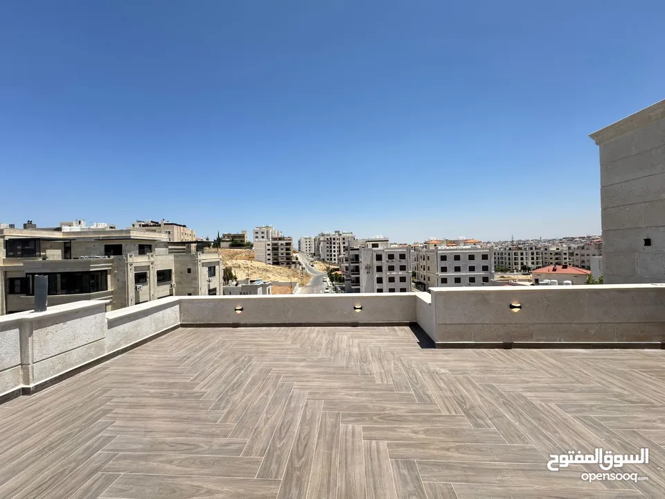 شقة بسعر مغري شارع المطار حي النخيل طابق ثالث مع روف دوبلكس  مساحة 225 م وترس خارجي 90 متر
