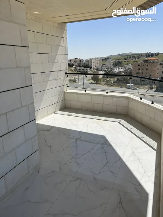 شقة طابق اخير مع روف/ مساحة 205م/ شفا بدران/ ترس واسع و مطل على شارعين/ صرف صحي واصل
