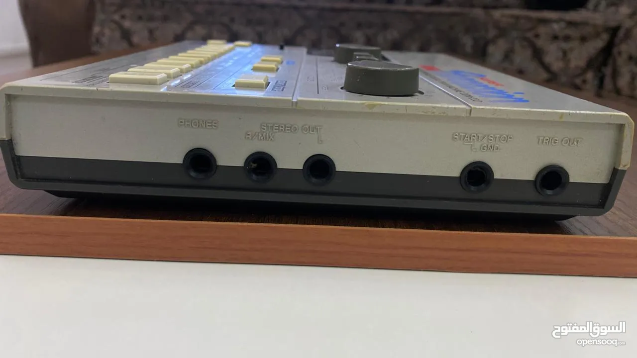 جهاز KORG DDM-220 هو من أشهر آلات الطبول الرقمية القابلة للبرمجة التي أُطلقت في الثمانينيات.