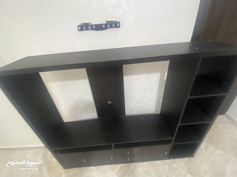 خزانة ايكيا  حاله ممتازه جدا ،مكتبه مودرن