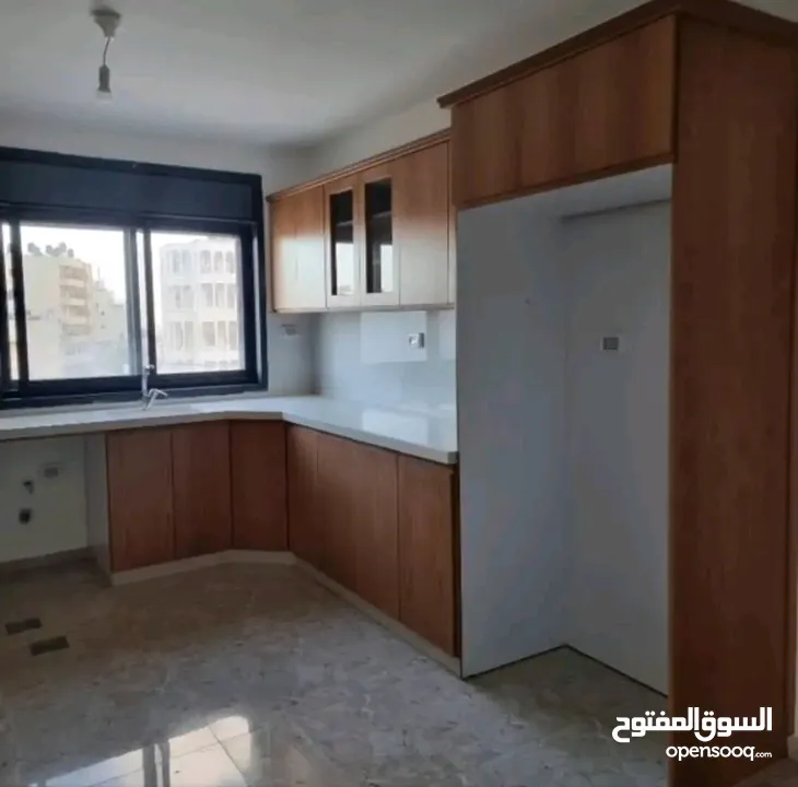 شقة مع مطبخ وساعة ماء وكهرباء قرب عسل وبصل