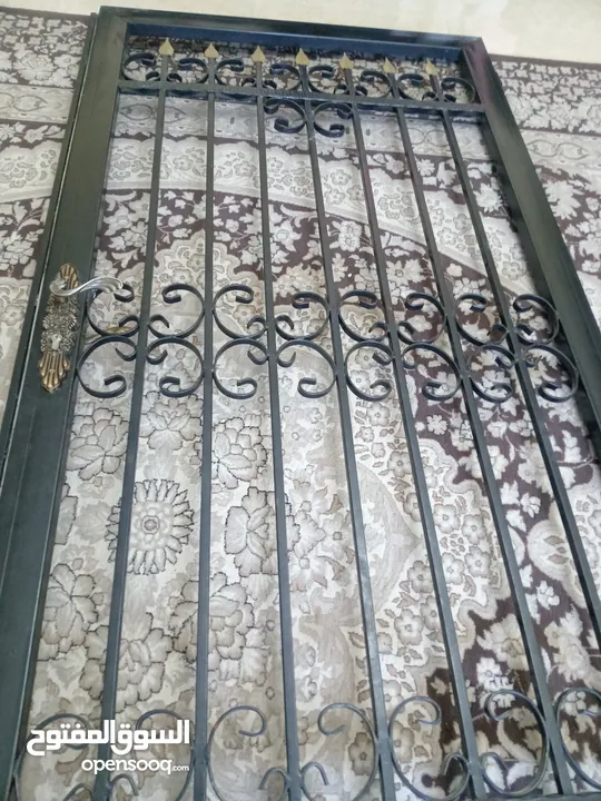 باب حمايه خارجي للمنزل تفصيل بحالة ممتازة جدا حديد صب ثقيل