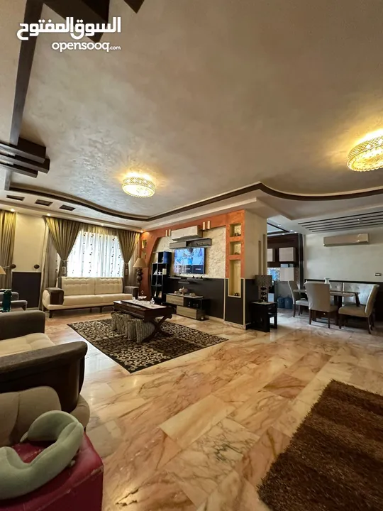 شقة ارضية بحي الصحابة مميزة بمساحة 180 داخلي و 40 متر ترس  مغلق بقرميد و شبابيك دبل جلاس