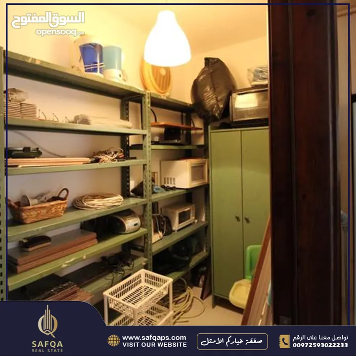 شقة للبيع في سردا مع ساحة خارجية بالقرب من قصر الضيافة