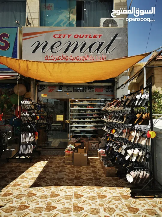محل أحذيه بكامل الديكور والمعدات والأحذيه