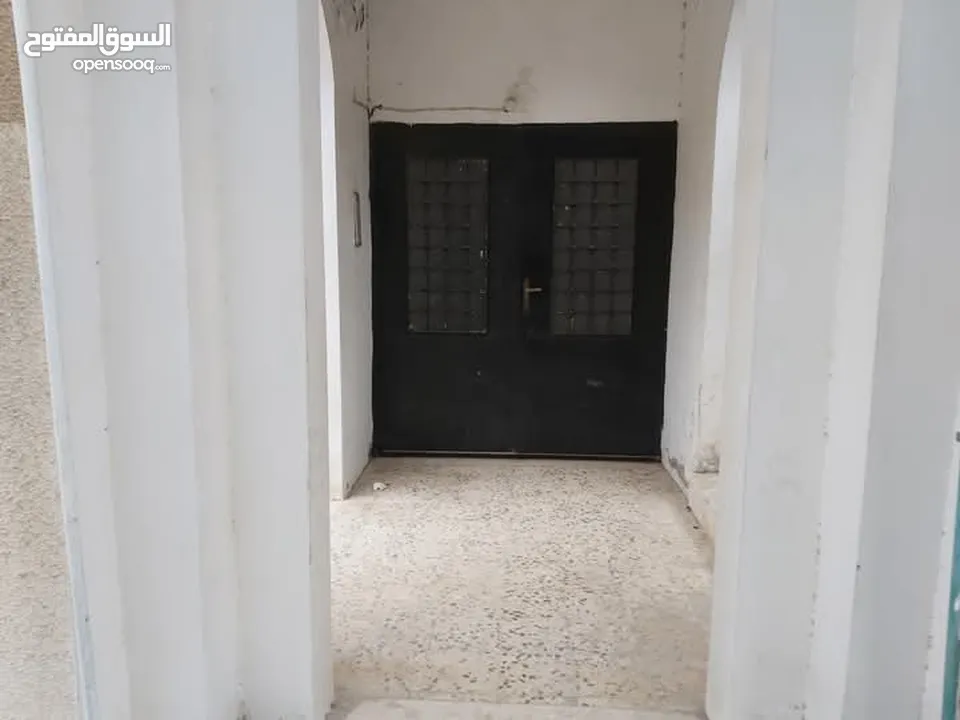 عمارة 4 طوابق للبيع في حي نزال على دونم ارض تحتوي 8 شقق وروف من المالك