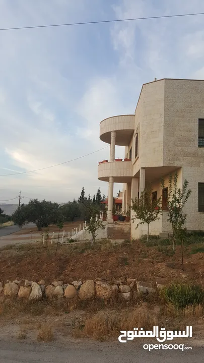 فيلا مميزه ومطلة و مخدومة   علا شارعين للبيع للبيع السعر جيد جدا