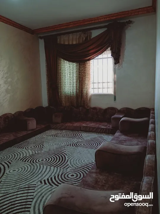 شقه للبيع مع العفش قرب دوار البحريه خلف التدريب المهني ابو  نصير مساحه 150م2
