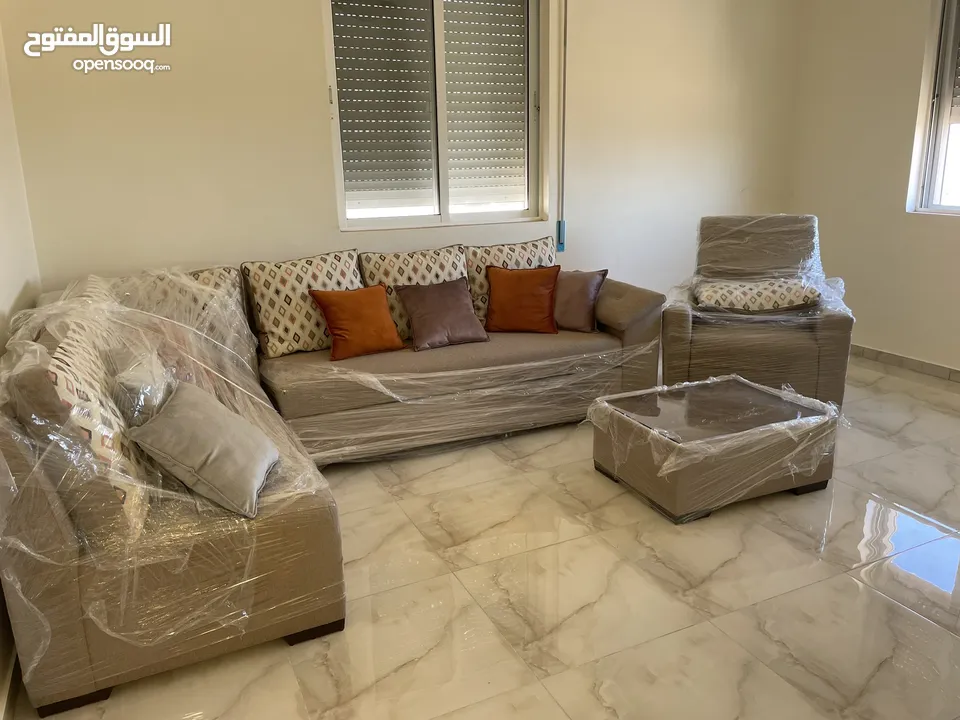 غرفة معيشة طقم كنب وطاولة تلفاز