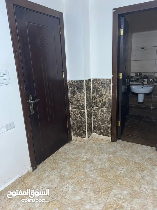 شقة مميزة جدا للبيع بالقرب من مستشفى الأمير حمزة (بسعر مغري)