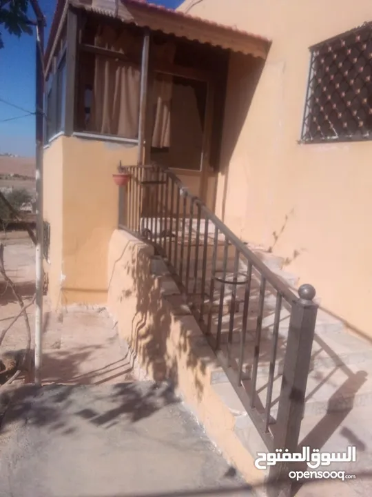 بيت للبيع في قريه دليله المطيرات شرق مادبا