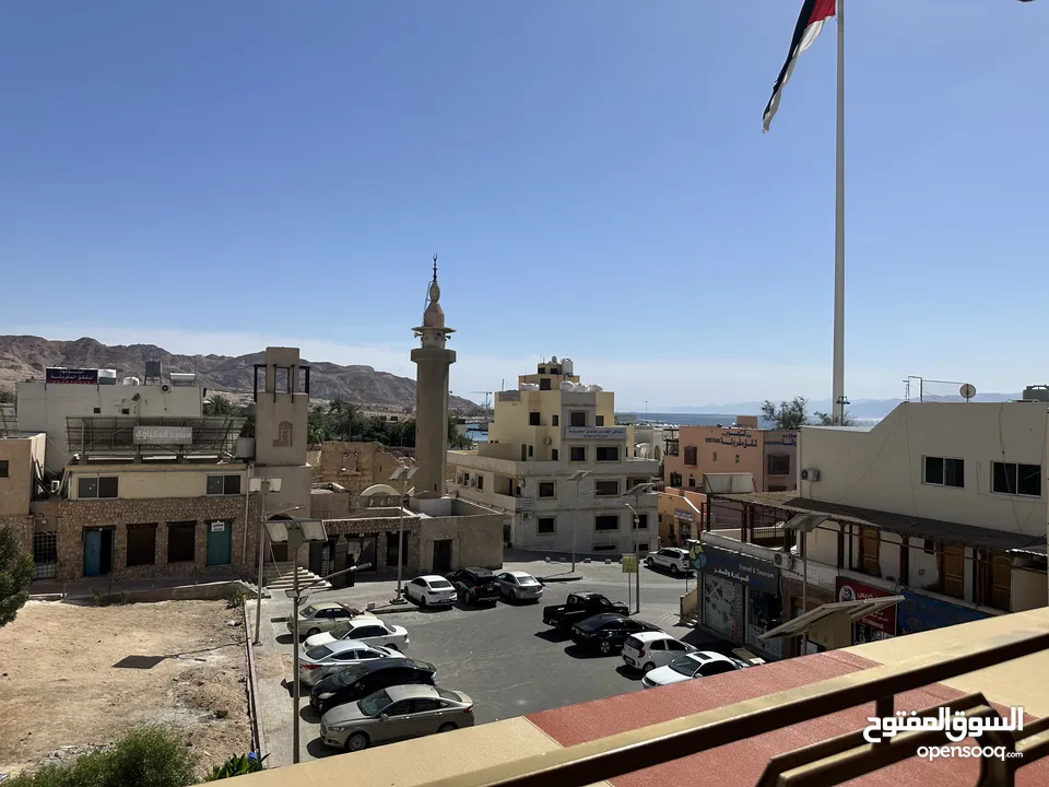 غرف وشقق فندقية نظيفة على البحر وبجانب السوق، موقع ممتاز، مطاعم، موقف عام، بلكونات، انترنت، مكيفات.