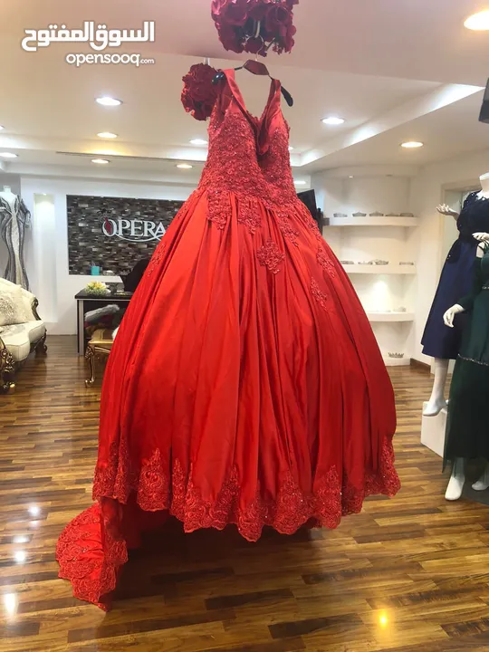 فستان احمر ملكي