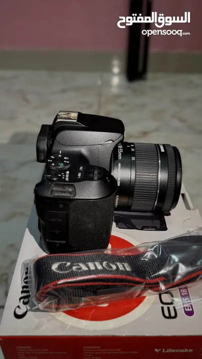 للبيع كاميرا Canon 250D شبه جديدة مع جميع معداتها