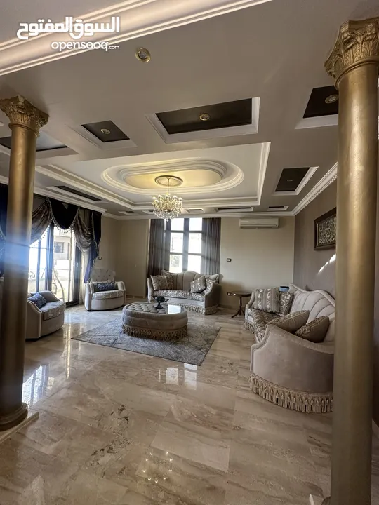 فيلا للإيجار/ للبيع بإطلالة جميلة جدا Villa for rent/sale with beautiful views and amenities!