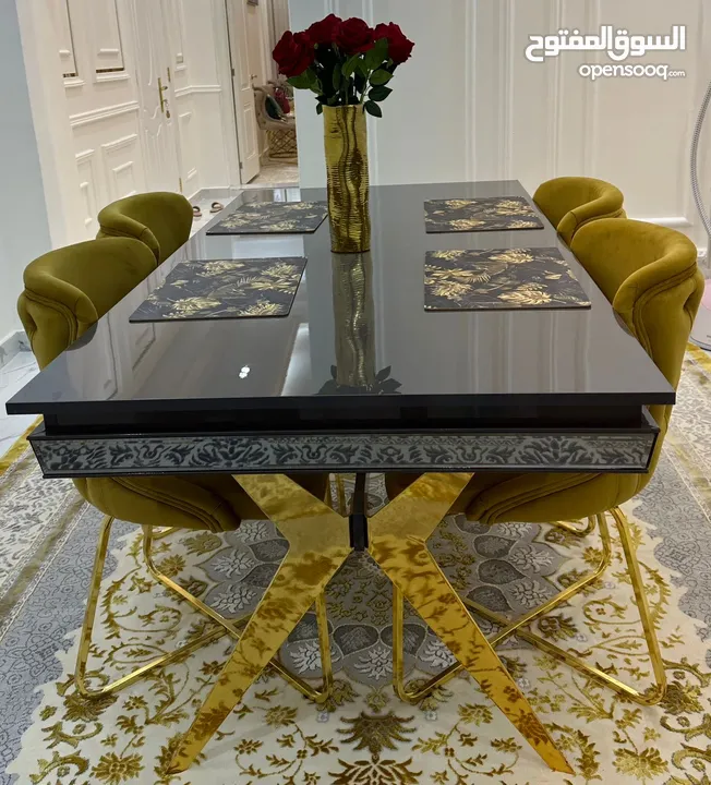 Dining table with chairs and vases  طاولة طعام مع 4 كراسي ومزهرية