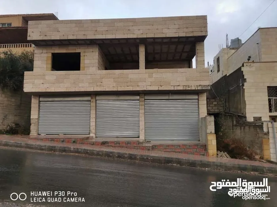 منزل قيد الانشاء مع مستودعات جاهزات