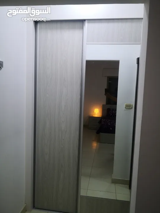 شقة مفروشة ارضية فاخرة للايجار بالقرب من الجامعه الاردنيه و جامعة الاميرة سمية الجبيهة 4 من المالك م
