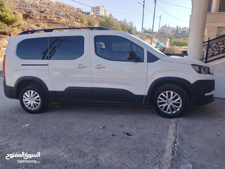 سياره بيجو رفتر سحب شركه بوضع ممتاز جدا جميع الاضافات ..ماشيه 120 الف ايد اولى