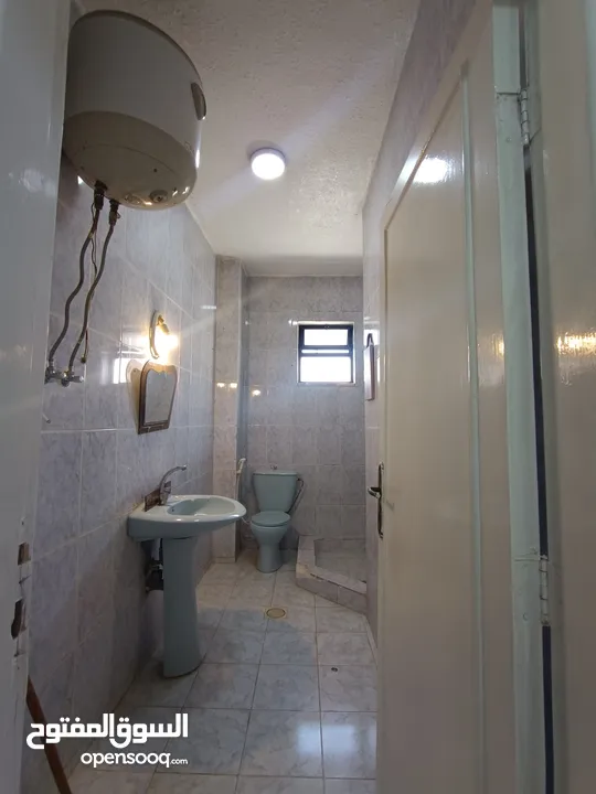 شقة مفروشة بنظام سويت مقابل الجامعة الاردنية بداية طلوع نيفين من المالك مباشرة / عمارة عائلية