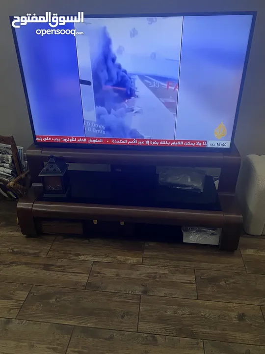 طاولة تلفزيون TV unit للبيع في غرفة الجلوس