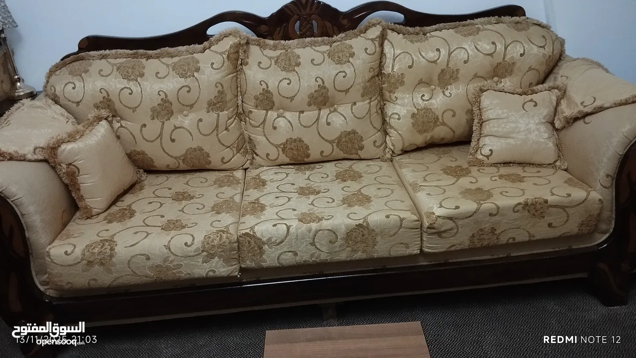 طقم كنب 7 مقاعد مستعمل شبه جديد خشب قوي و تفصيل ممتاز . موجود في بيتا نابلس . المعني يتواصل على الرق