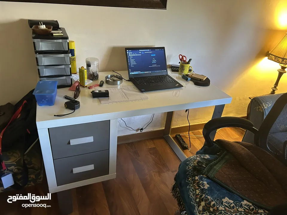 طاولة من ikea بحالة ممتازة