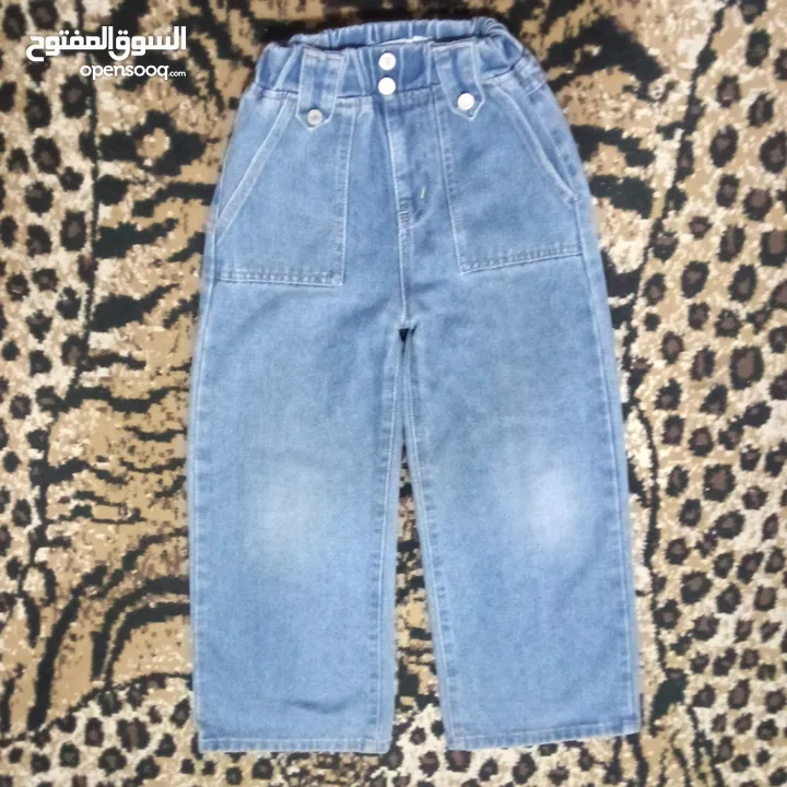 ملابس بناتي مستعمل بس نضيف بأسعار رمزيه ومراعاه عالكميه بلبسو عمر 8/9 سنين