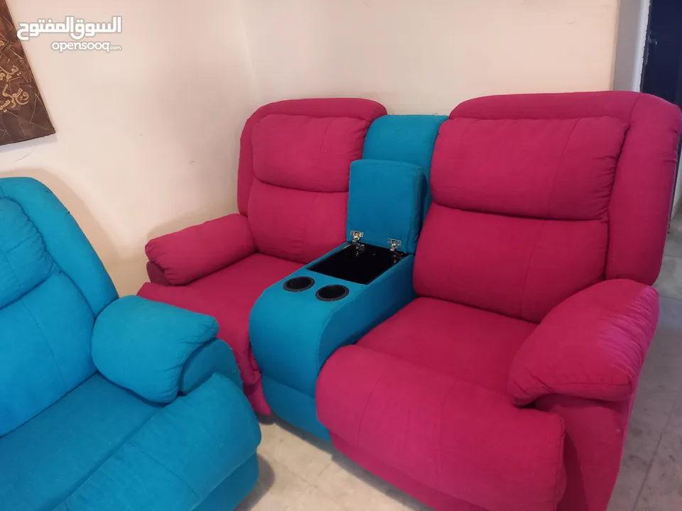 طقم ريكلاينر مودرن ثقيل بحاله جيده جدا شبه جديد غير مستخدم و يتم التحكم بجلسته