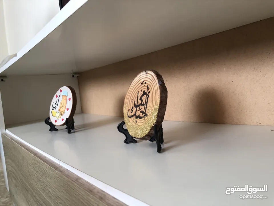 طاولة صالة بالون ابيض و خشبي مع تصميم يناسب جميع الديكورات يمتاز بسهولة التنظيف و يحتوي على خزانتين