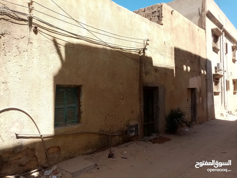 منزل عربي قديم مساحته حوالي 96 متر مربع  .  طرابلس  ،  قرجي قرب مدرسه التضامن الابتدائية الاعدادية ،