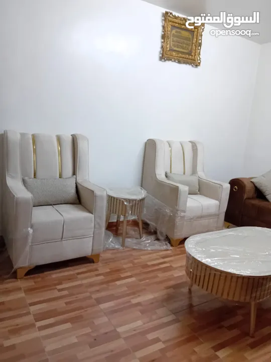 طقم شبه جديد طقم كنب مع طقم طاولات جلسه عربيه