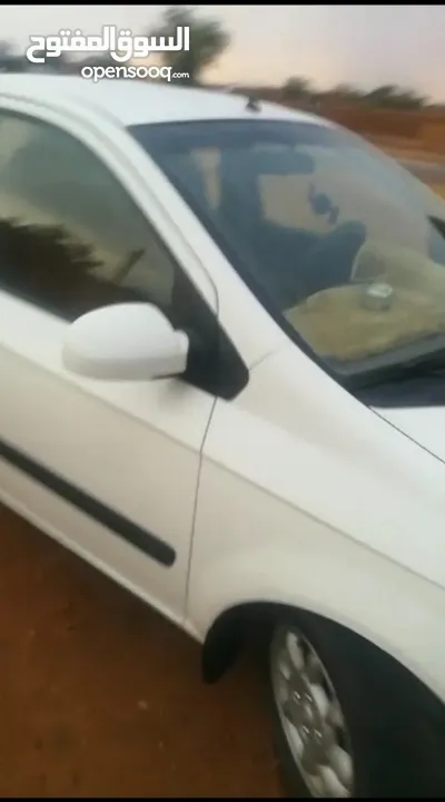 هيونداي كلك لونها ابيض 2003