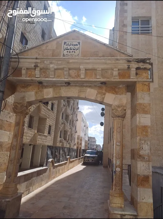 فرصة استثمارية استديو مفروش غرفتين نوم للبيع مع العفش